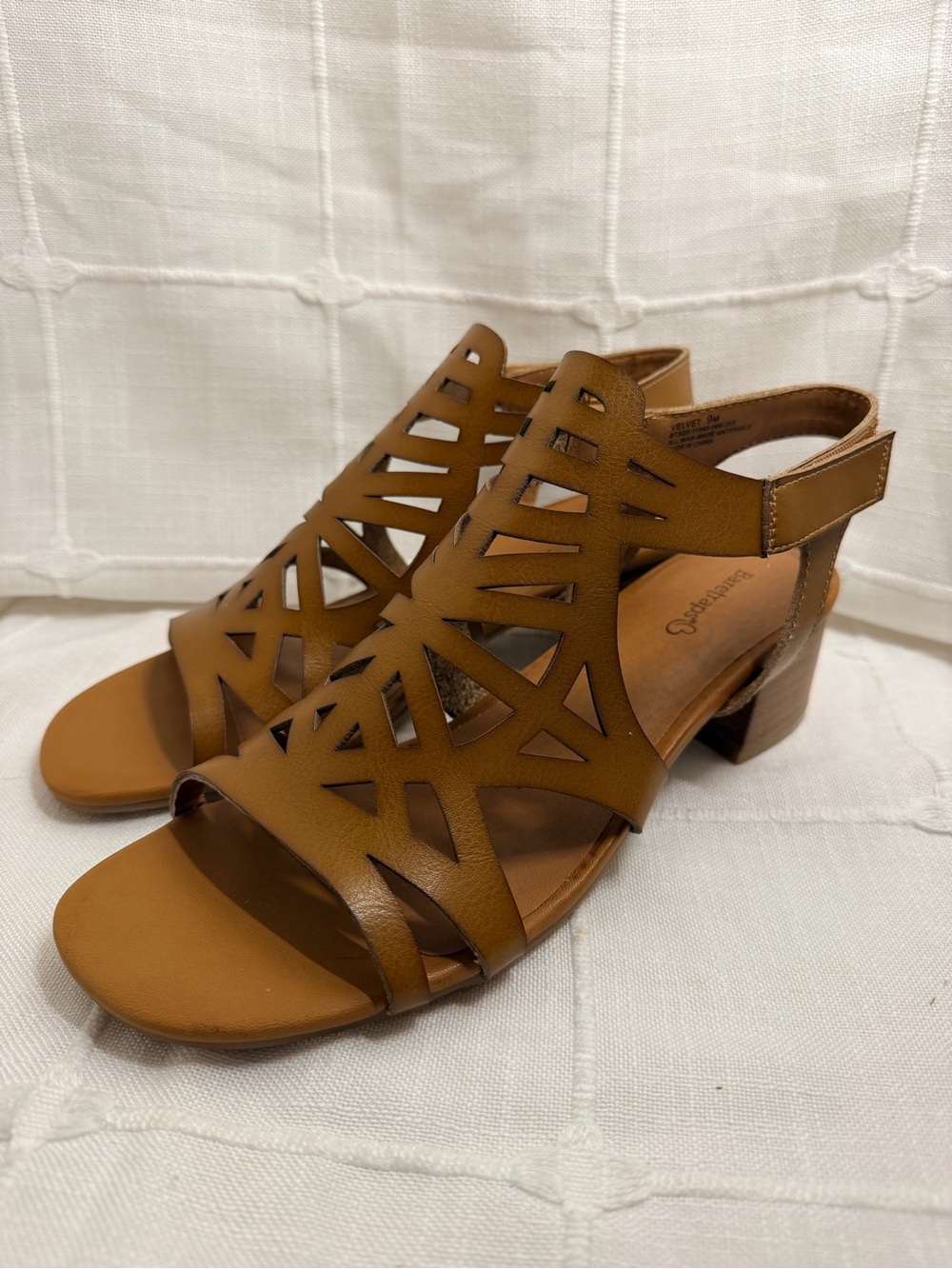 Baretraps Velvet Caramel Laser Cut Block Heel Sandals Size 9M NWT